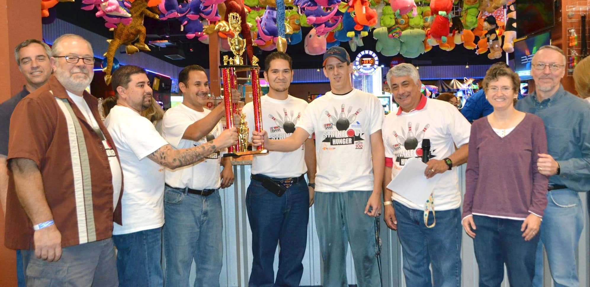 The Cox Manufacturing championship bowling team (2017).